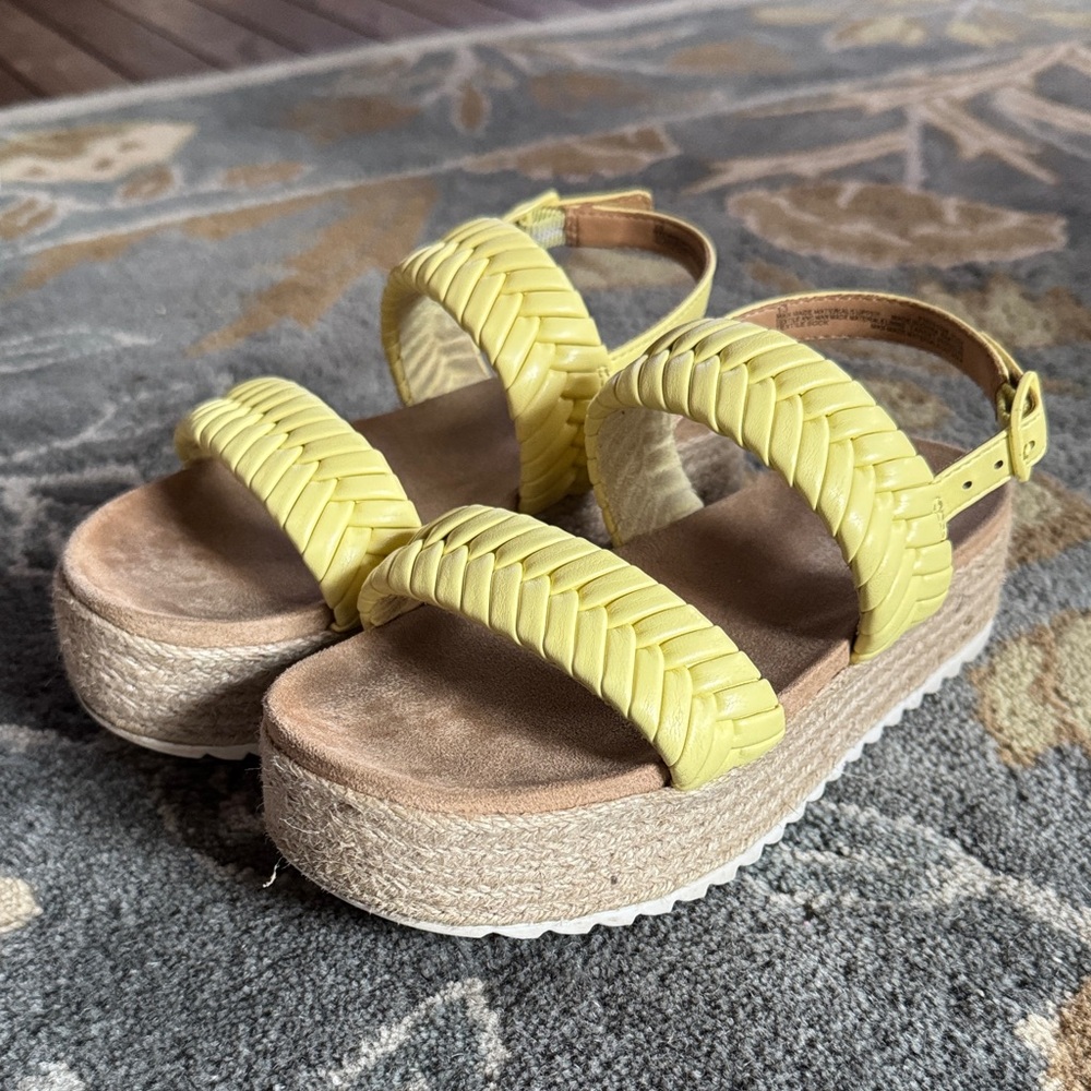 Girl’s Cat & Jack Yellow Platform Sandals